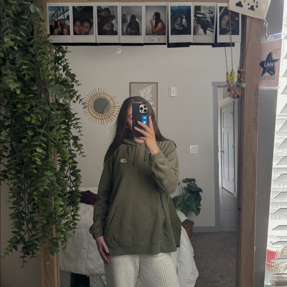 Green Nike sweatshirt - Picture 3 of 5